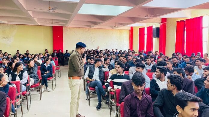 B.M. Group of Institute के छात्रों को साइबर क्राइम और डिजिटल सुरक्षा के बारे में जागरूक करते हुए इंदौर पुलिस अधिकारी।