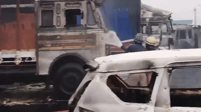 जयपुर गैस टैंकर ब्लास्ट के बाद लगी भीषण आग में जलते हुए सीएनजी गाड़ियां और आग से प्रभावित क्षेत्र।