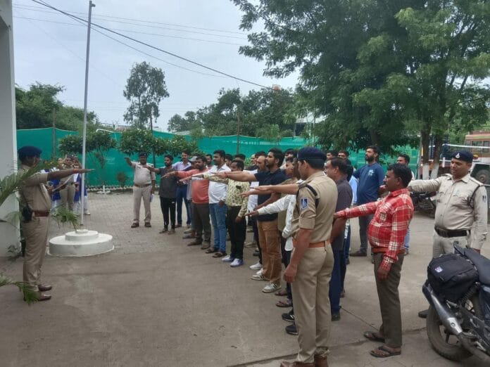 पुलिस कर्मियों व नगर सुरक्षा समिति सदस्यों ने ली शपथ, पहुचायेंगे जन जन तक, नशे से दूरी रखने का संकल्प।