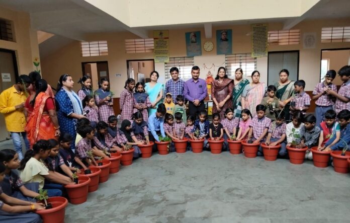 विश्व प्रकृति संरक्षण दिवस पर इंदौर के सरकारी स्कूल में बच्चों ने औषधीय पौधे लगाकर पर्यावरण बचाने की मिसाल दी। जानिए इस हरित पहल की खास बातें, बच्चों को क्या मिला नया अनुभव और किस तरह समाज में संरक्षण का संदेश फैला—पूरी खबर पढ़ें।